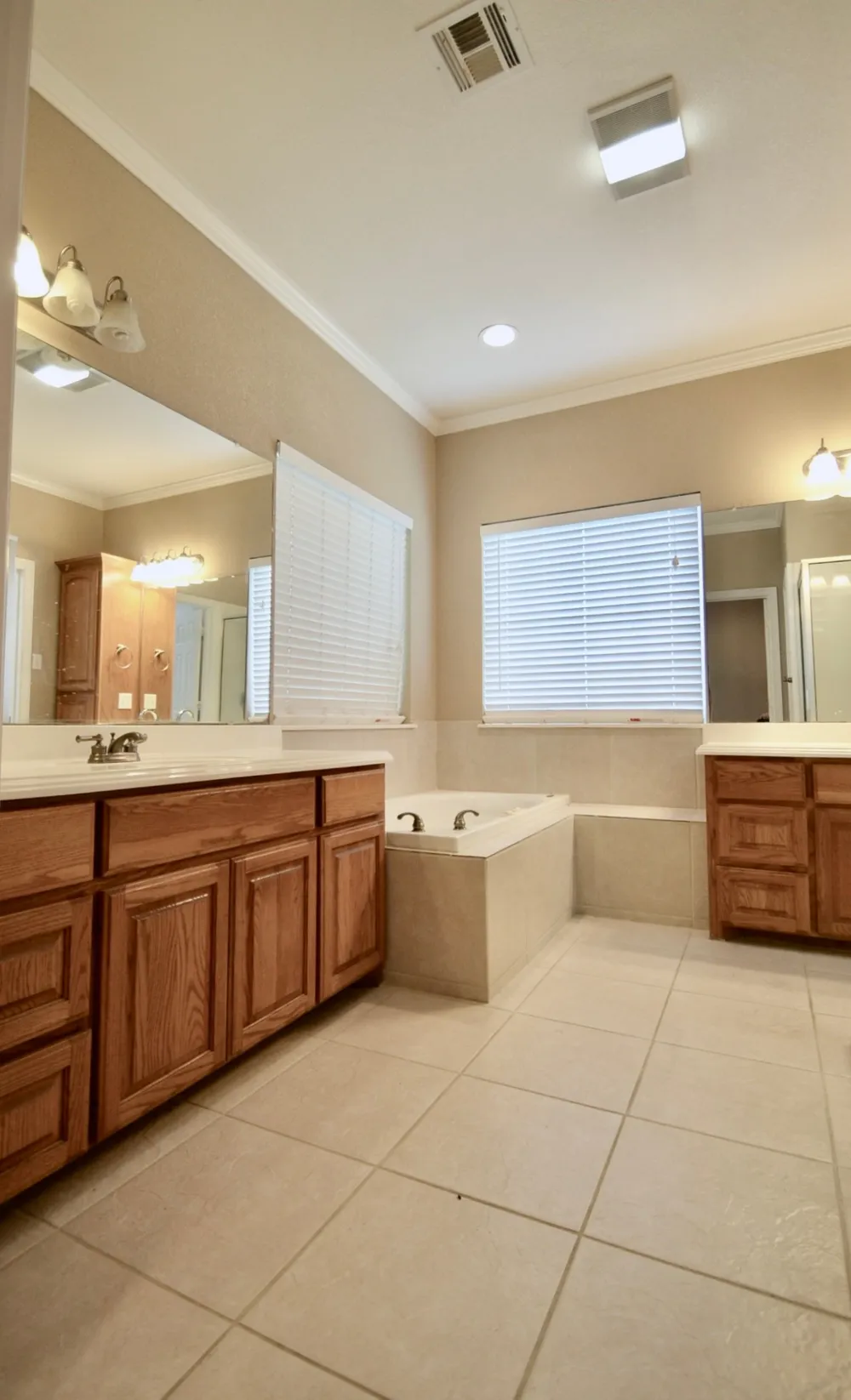 924 Lands End Cove Hewitt, TX 76643
