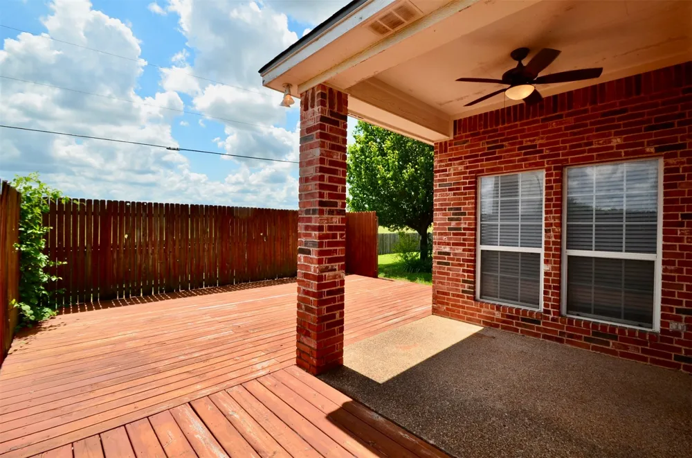 924 Lands End Cove Hewitt, TX 76643