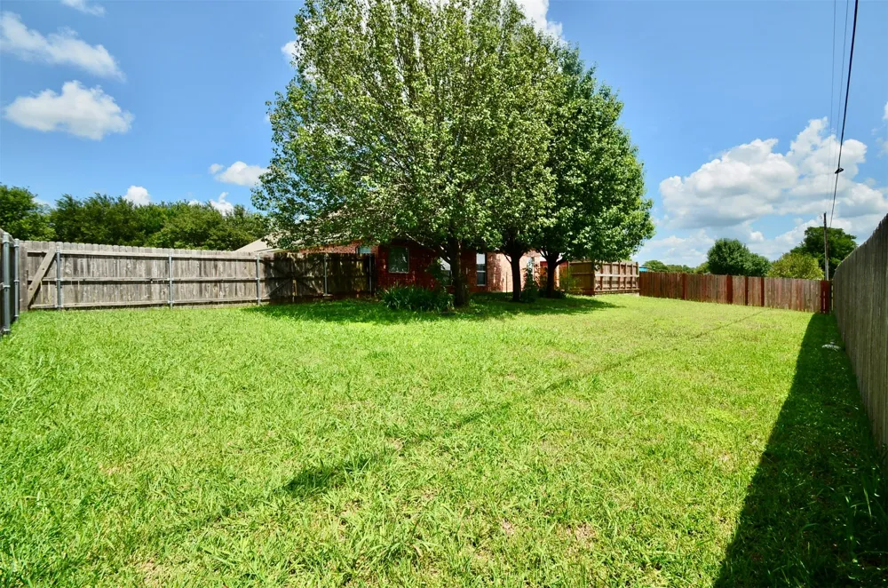 924 Lands End Cove Hewitt, TX 76643