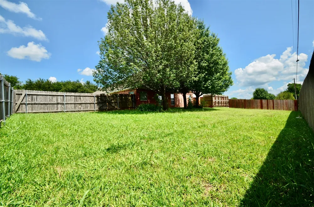 924 Lands End Cove Hewitt, TX 76643