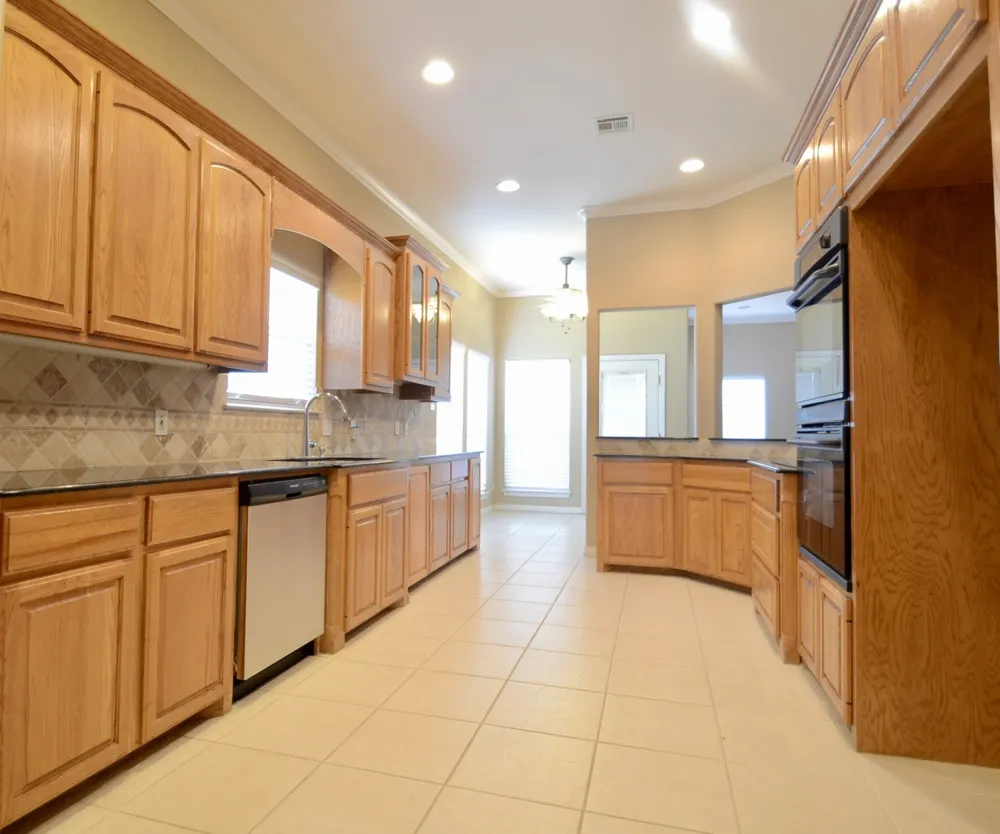 924 Lands End Cove Hewitt, TX 76643