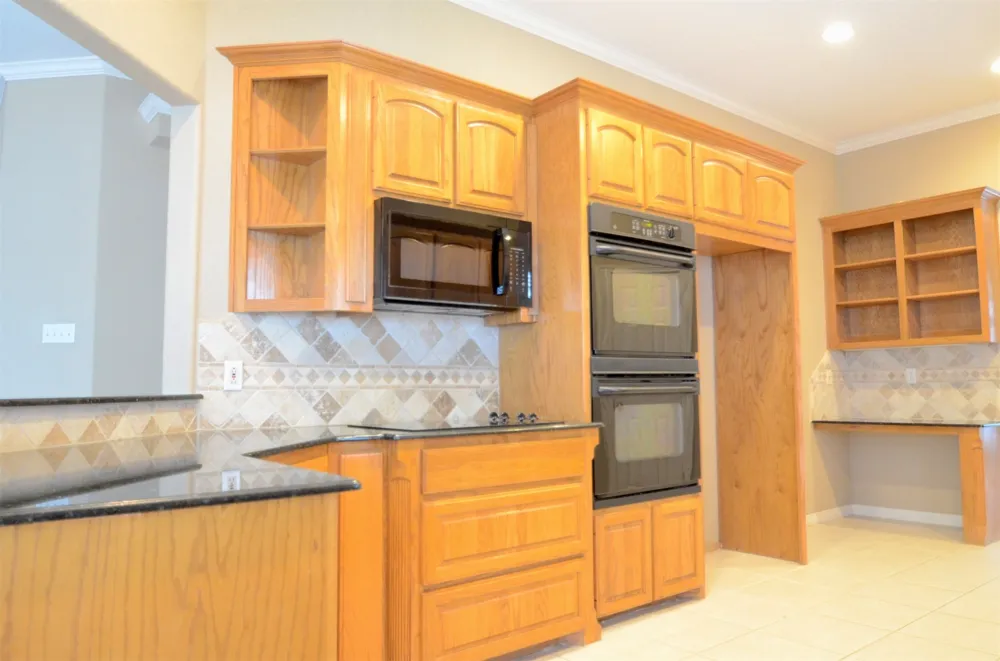 924 Lands End Cove Hewitt, TX 76643