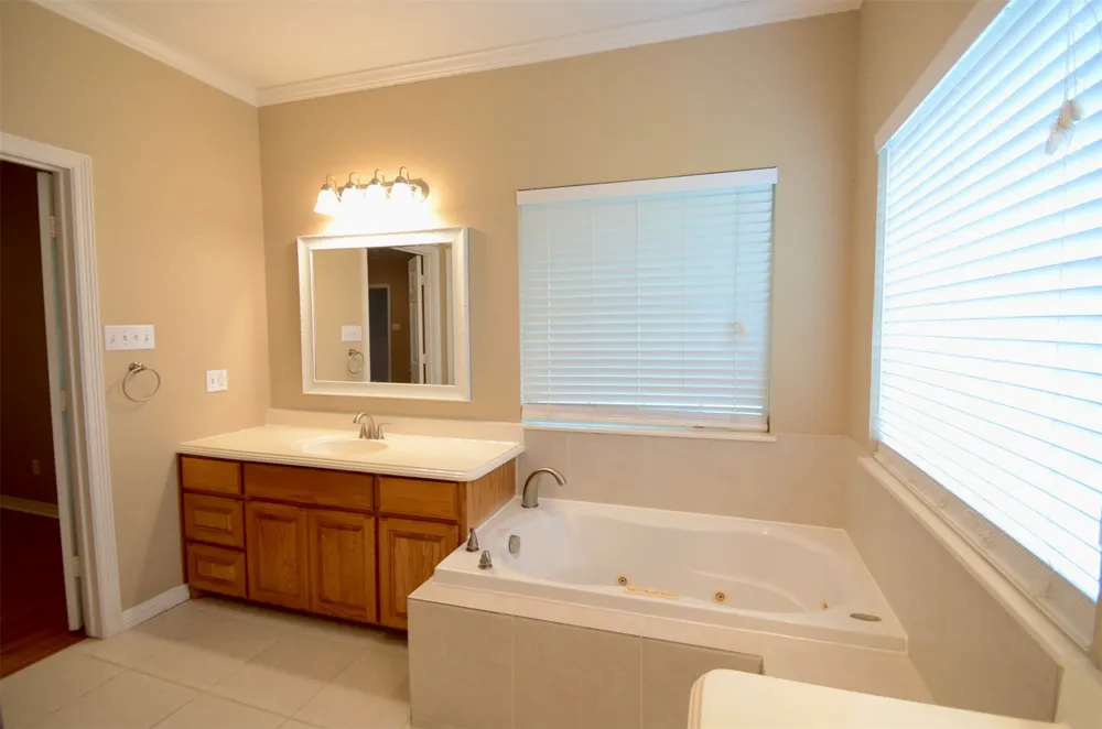 924 Lands End Cove Hewitt, TX 76643