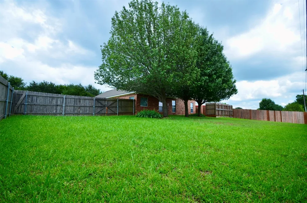 924 Lands End Cove Hewitt, TX 76643