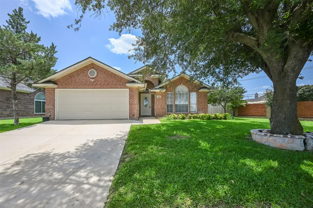 700 N Emma Drive Arlington, TX 76002