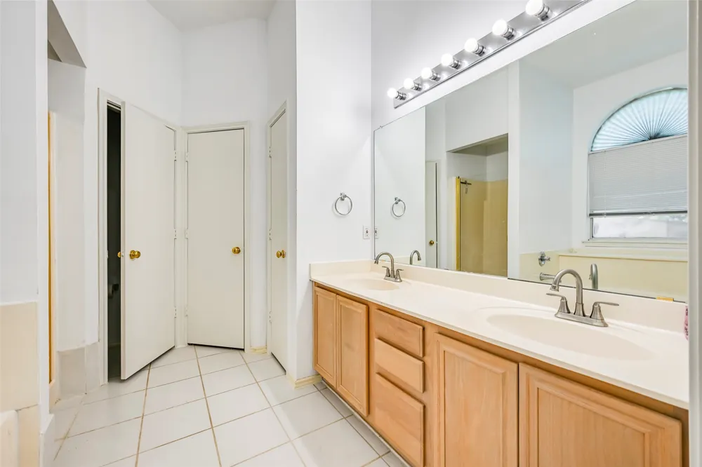 700 N Emma Drive Arlington, TX 76002