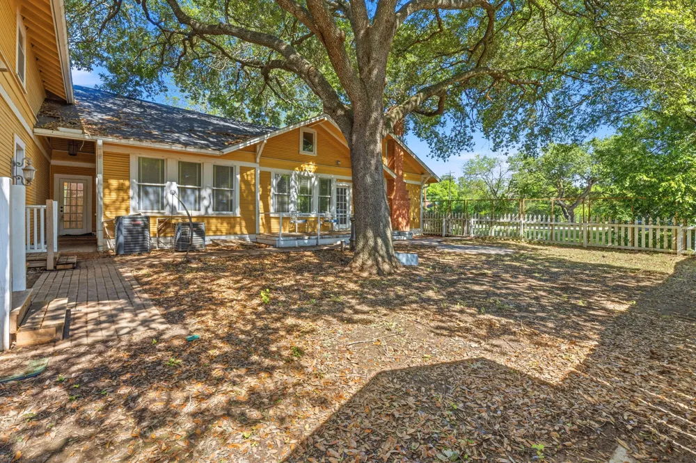 1232 Spruce Street Lockhart, TX 78644