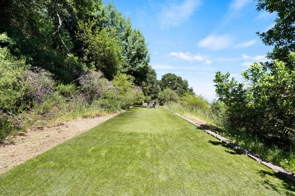 220 Robin Road Hillsborough, CA 94010