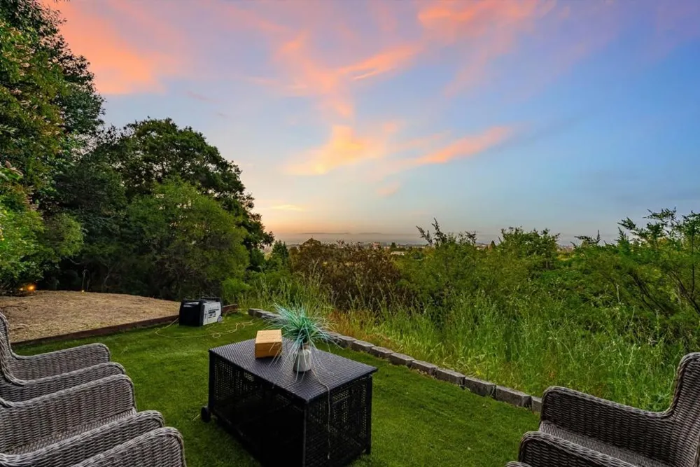 220 Robin Road Hillsborough, CA 94010