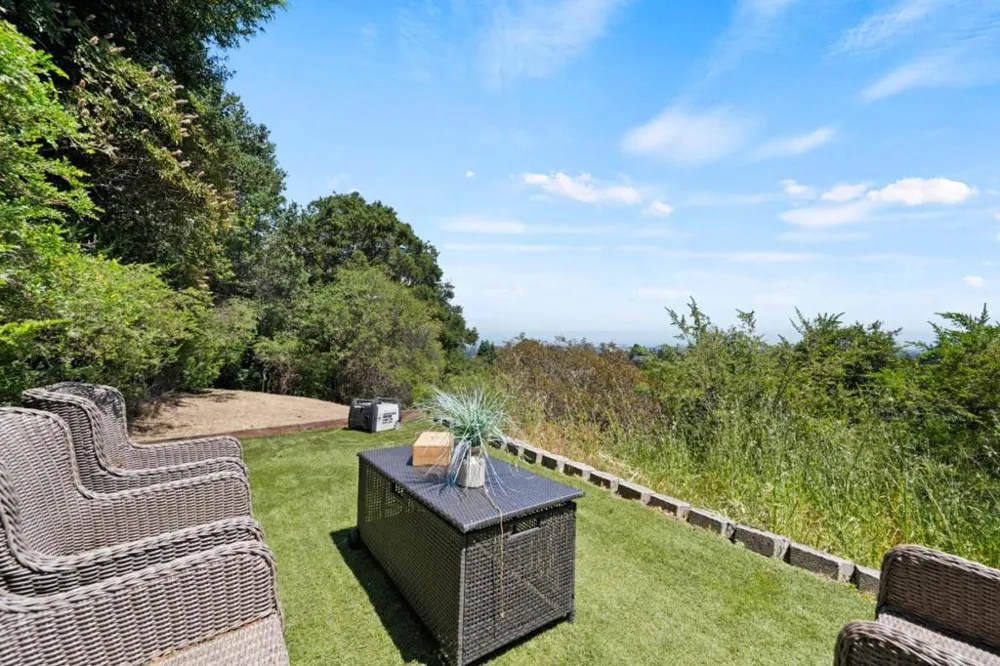 220 Robin Road Hillsborough, CA 94010