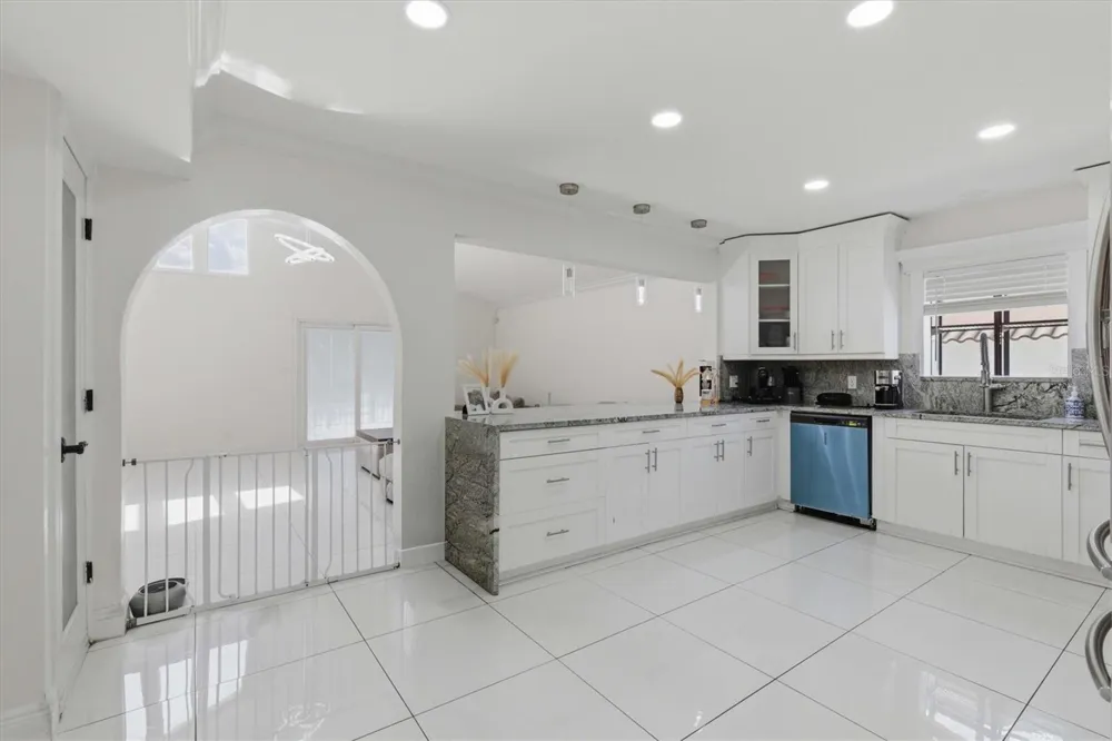 6611 HALE AVENUE Tampa, FL 33614