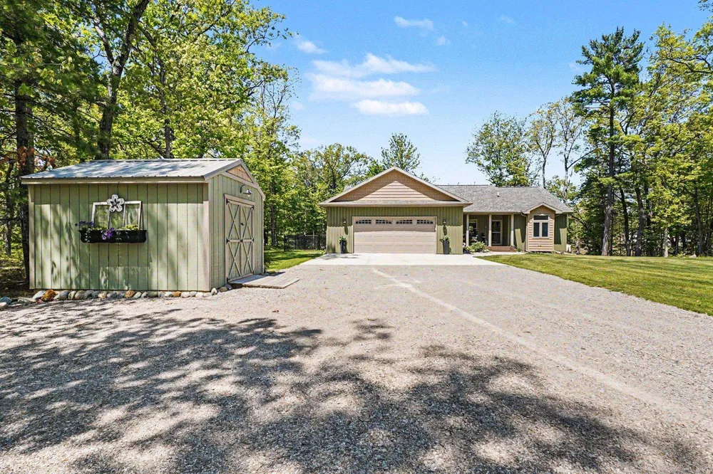 1735 Iroquois Trail Grant Township, MI 48748