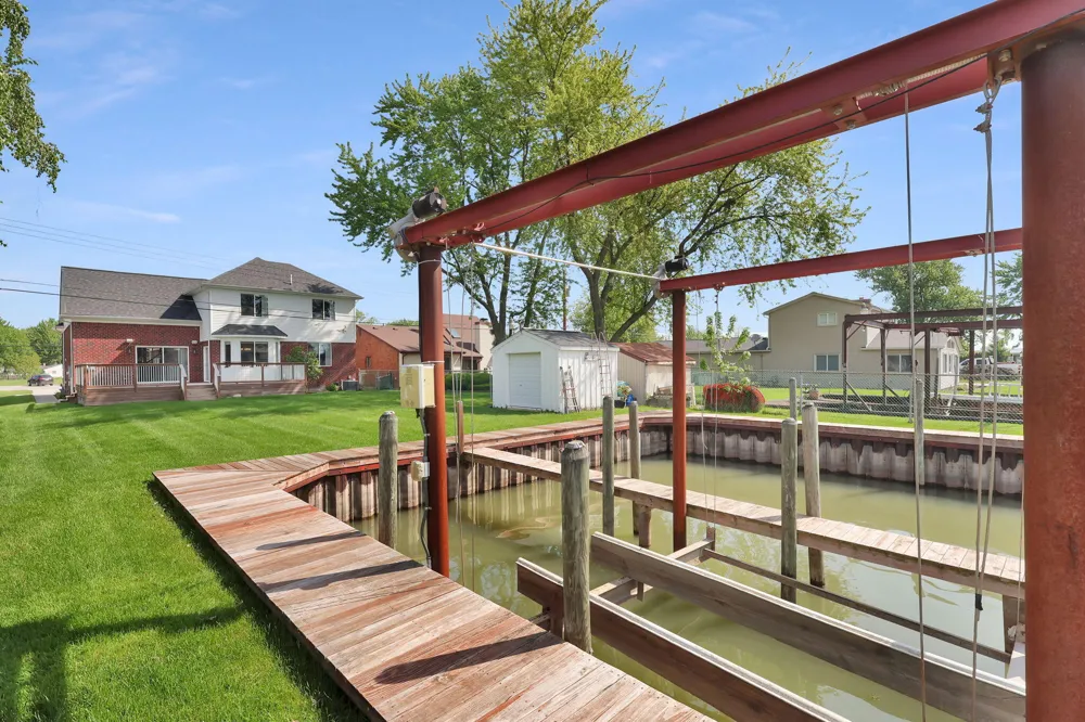 48484 Jefferson Avenue Chesterfield Township, MI 48047
