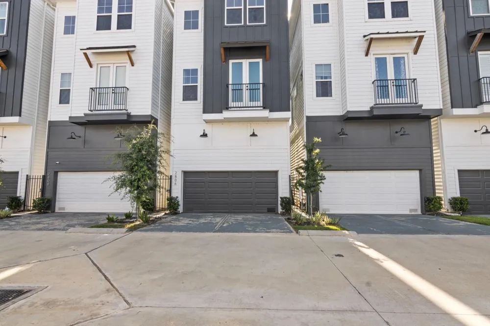 2806 Versailles Oak Lane Houston, TX 77092