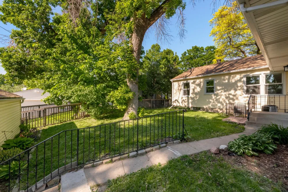 3435 Zenith Avenue Robbinsdale, MN 55422