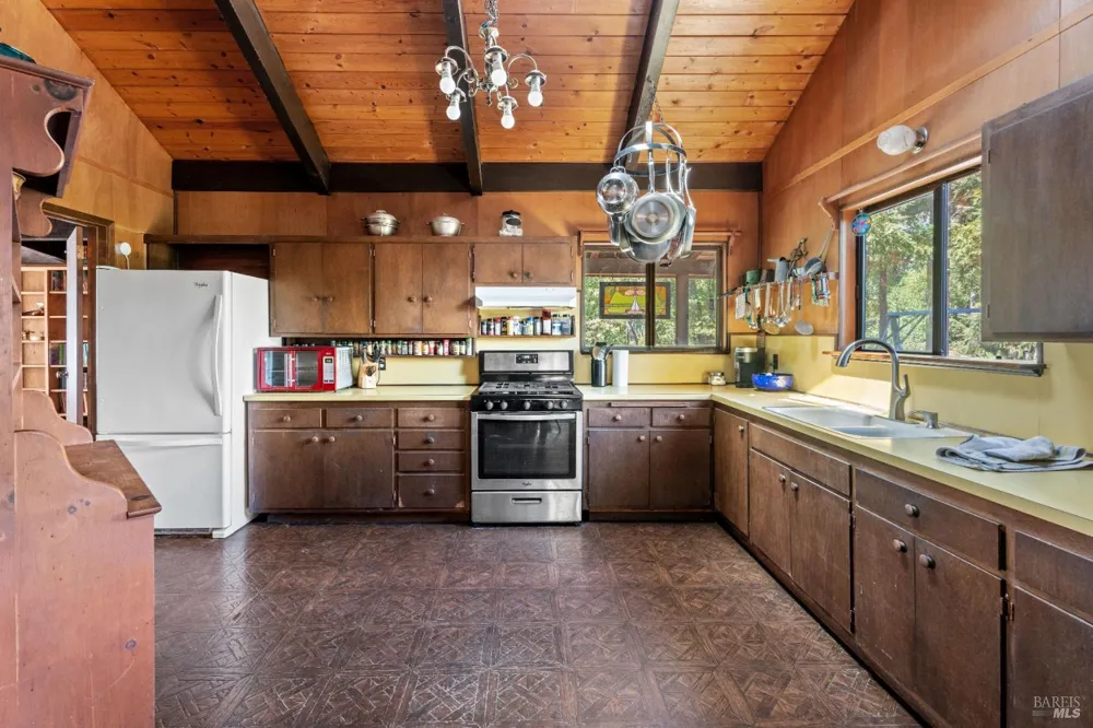 18396 Mariposa Creek Road Willits, CA 95490