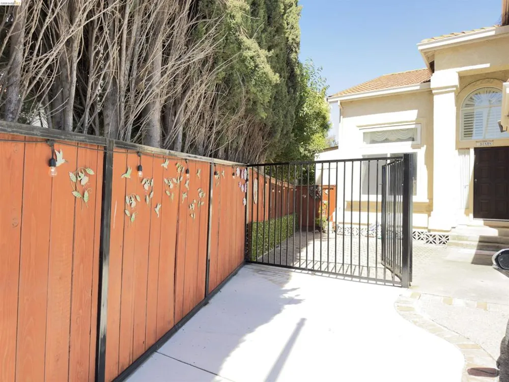 10 live Oak Pittsburg, CA 94565
