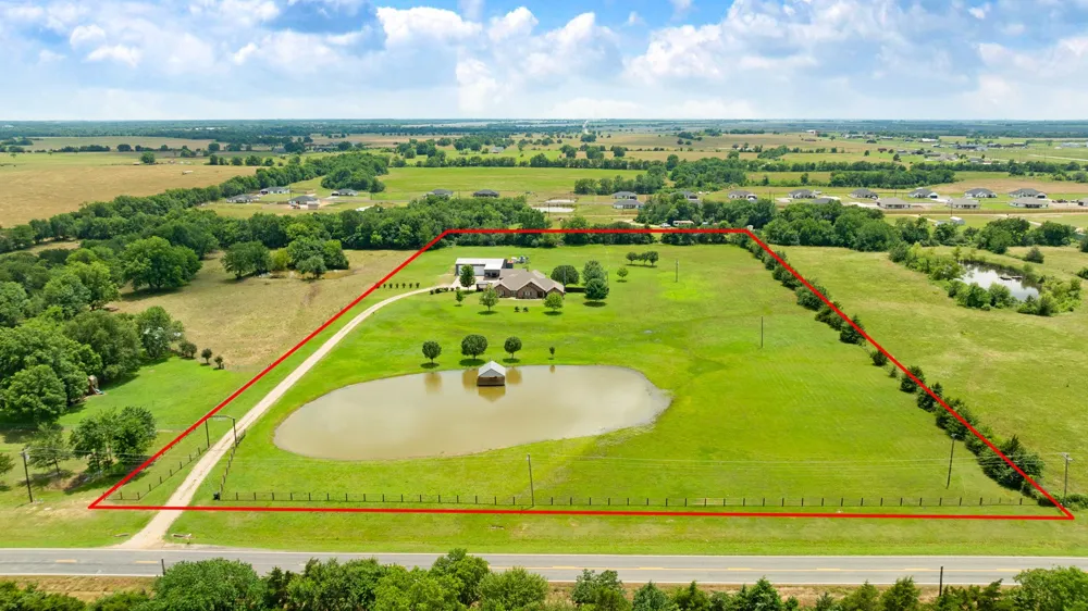 4141 Farm Road 2820 Sumner, TX 75486