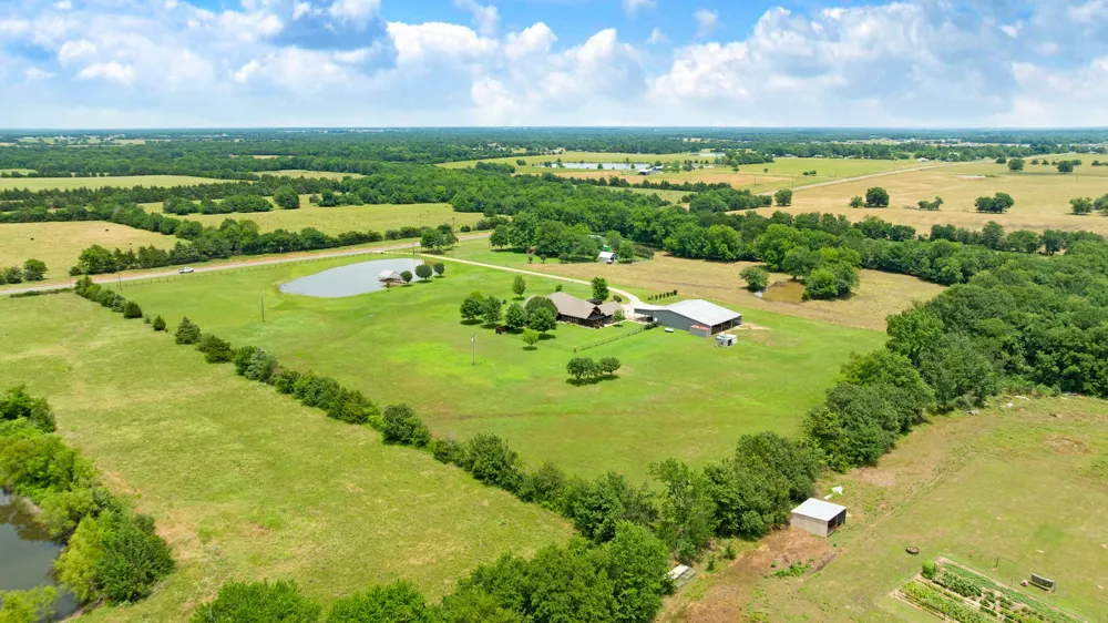 4141 Farm Road 2820 Sumner, TX 75486