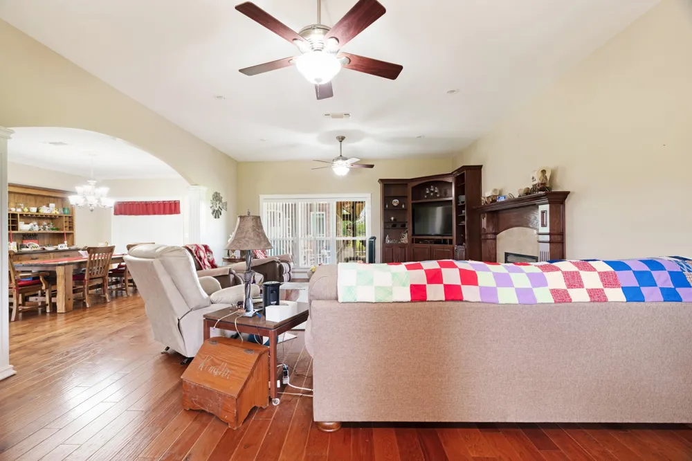 4141 Farm Road 2820 Sumner, TX 75486