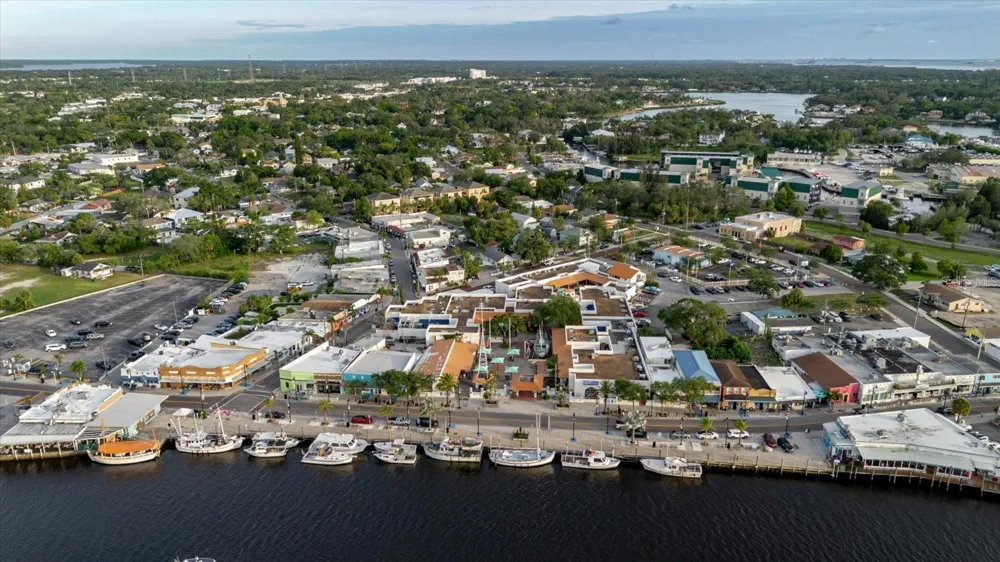 HIGHLAND AVENUE Tarpon Springs, FL 34689