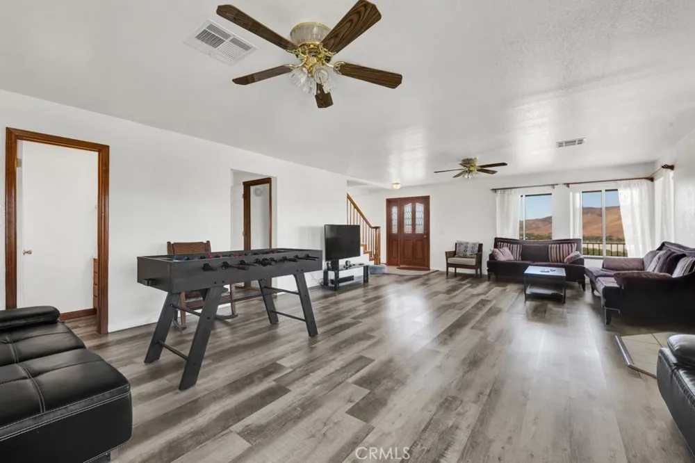 42804 Barnstead Drive Lake Hughes, CA 93532