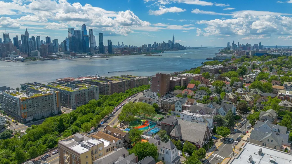 937 BLVD EAST Weehawken, NJ 07086