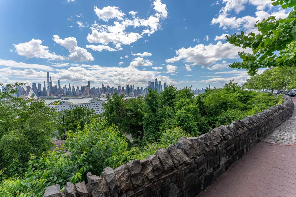 937 BLVD EAST Weehawken, NJ 07086