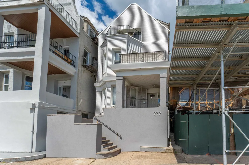 937 BLVD EAST Weehawken, NJ 07086