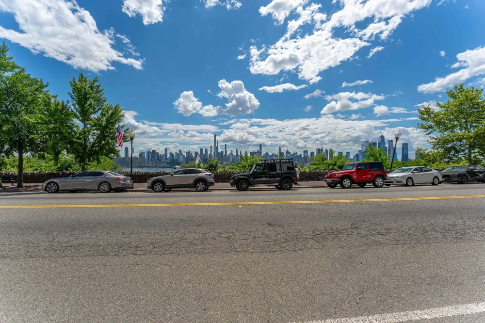 937 BLVD EAST Weehawken, NJ 07086