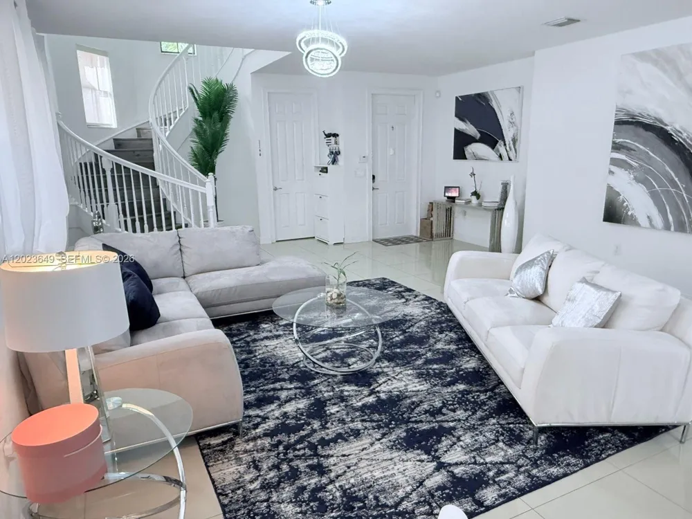 9907 NW 87th Ter Doral, FL 33178