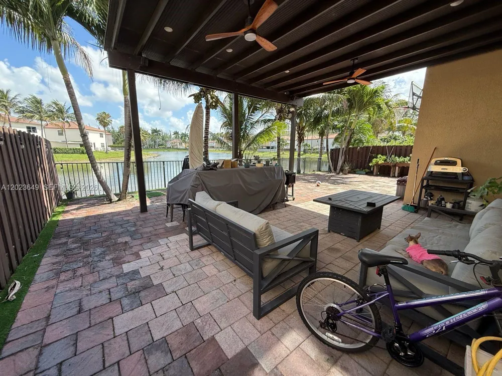 9907 NW 87th Ter Doral, FL 33178