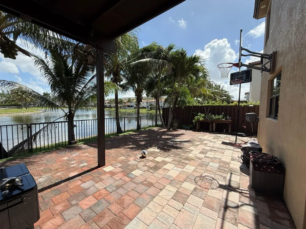 9907 NW 87th Ter Doral, FL 33178