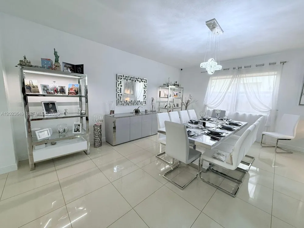 9907 NW 87th Ter Doral, FL 33178