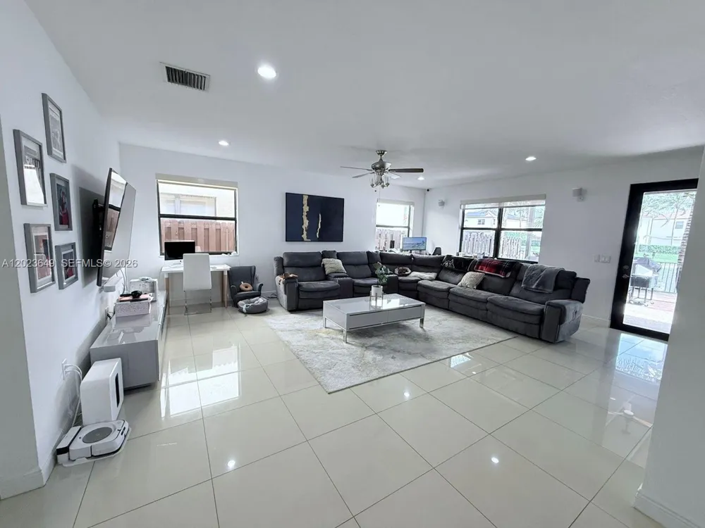 9907 NW 87th Ter Doral, FL 33178