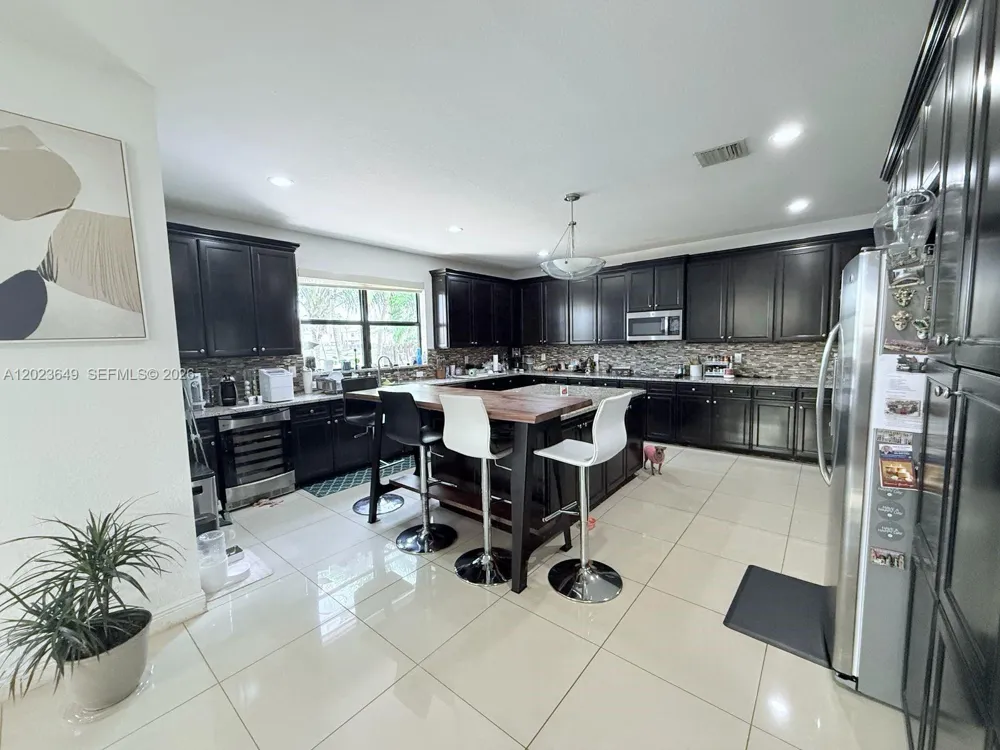 9907 NW 87th Ter Doral, FL 33178