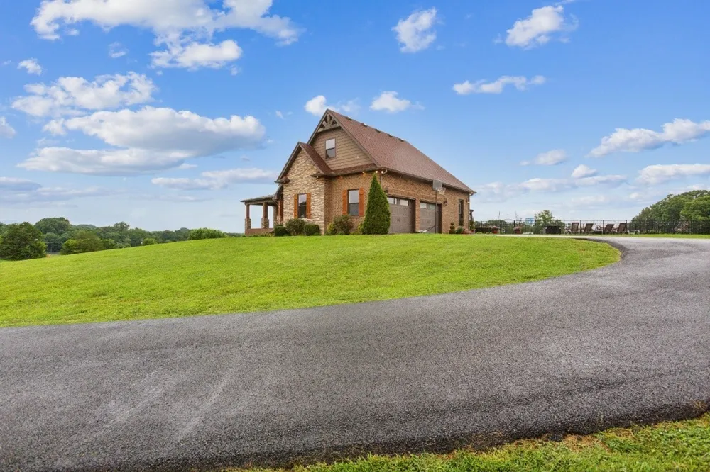 215 George Akins Rd Westmoreland, TN 37186