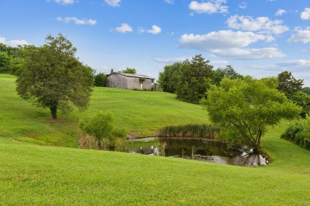 215 George Akins Rd Westmoreland, TN 37186