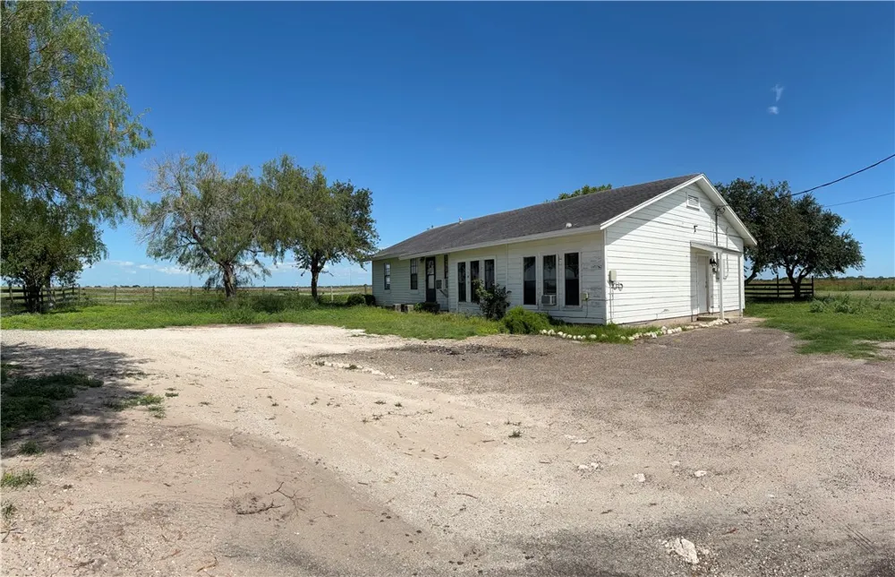 466 S County Road 307 Orange Grove, TX 78372