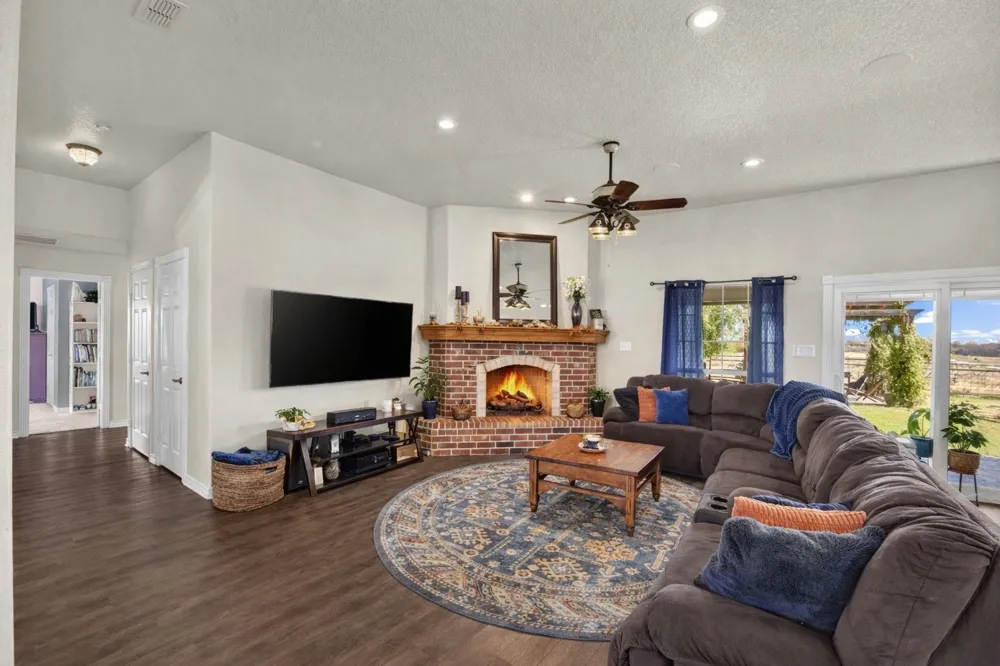 737 County Road 4699 Boyd, TX 76023