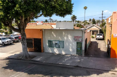 2813 E Cesar Chavez Avenue