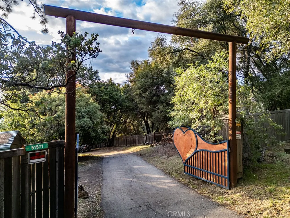 51571 Coyote Ridge Oakhurst, CA 93644