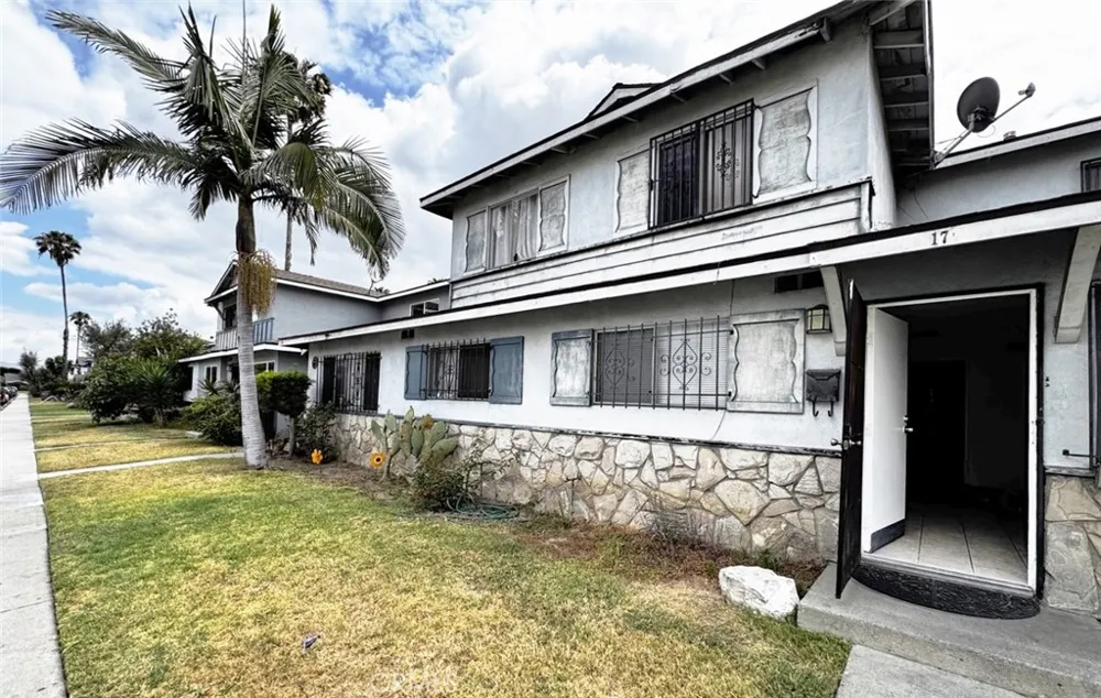17 Scottsdale Carson, CA 90745