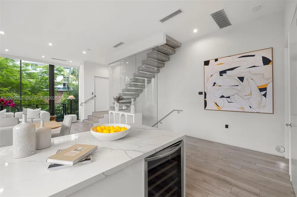 1525 Bay Rd Miami Beach, FL 33139