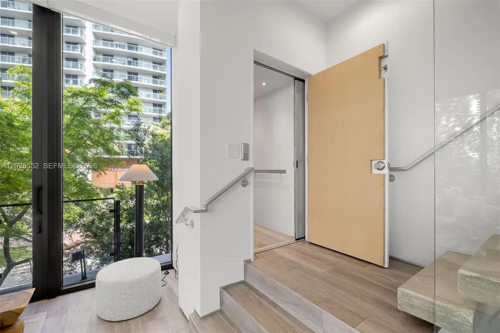 1525 Bay Rd Miami Beach, FL 33139