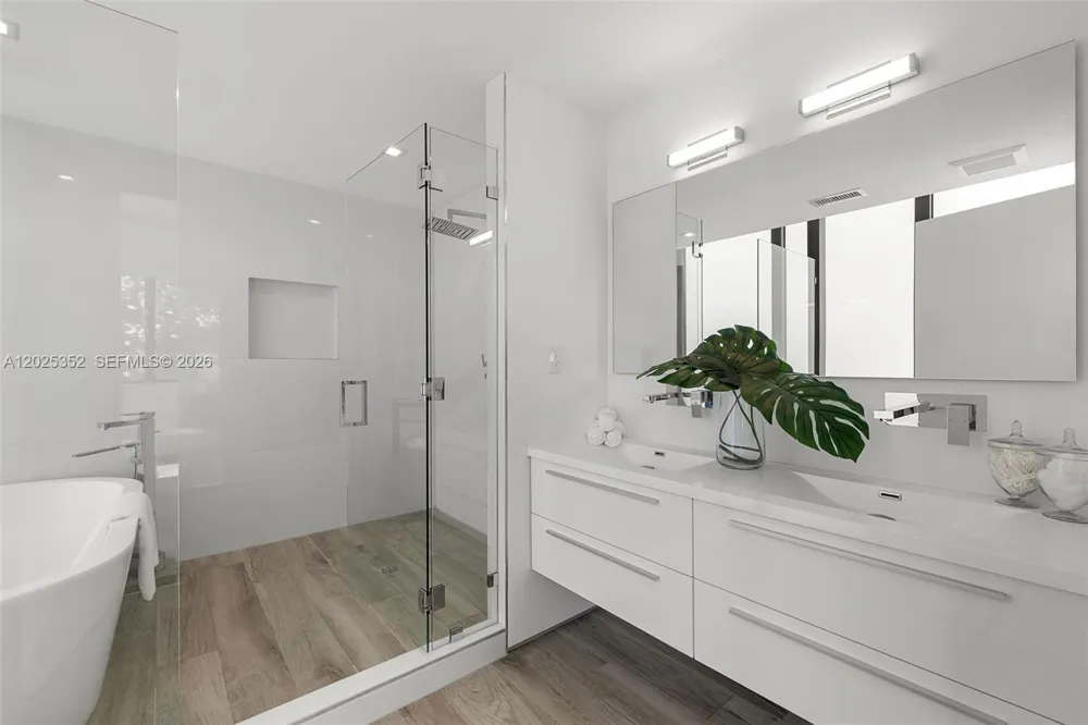 1525 Bay Rd Miami Beach, FL 33139