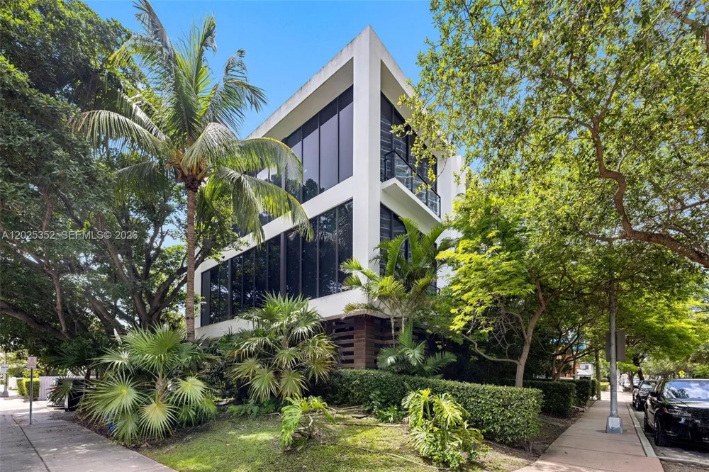 1525 Bay Rd Miami Beach, FL 33139