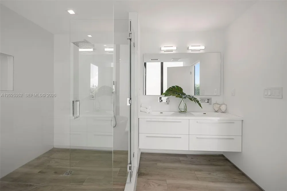 1525 Bay Rd Miami Beach, FL 33139