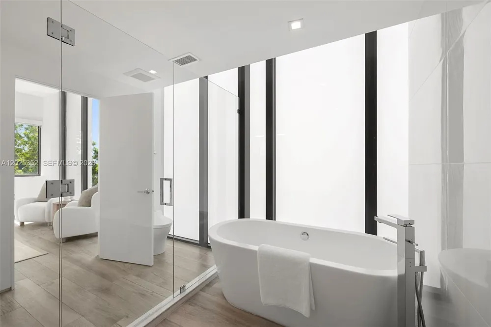 1525 Bay Rd Miami Beach, FL 33139