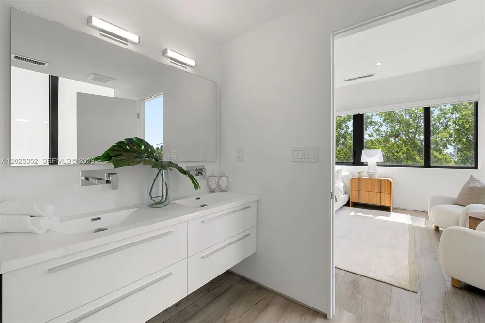 1525 Bay Rd Miami Beach, FL 33139